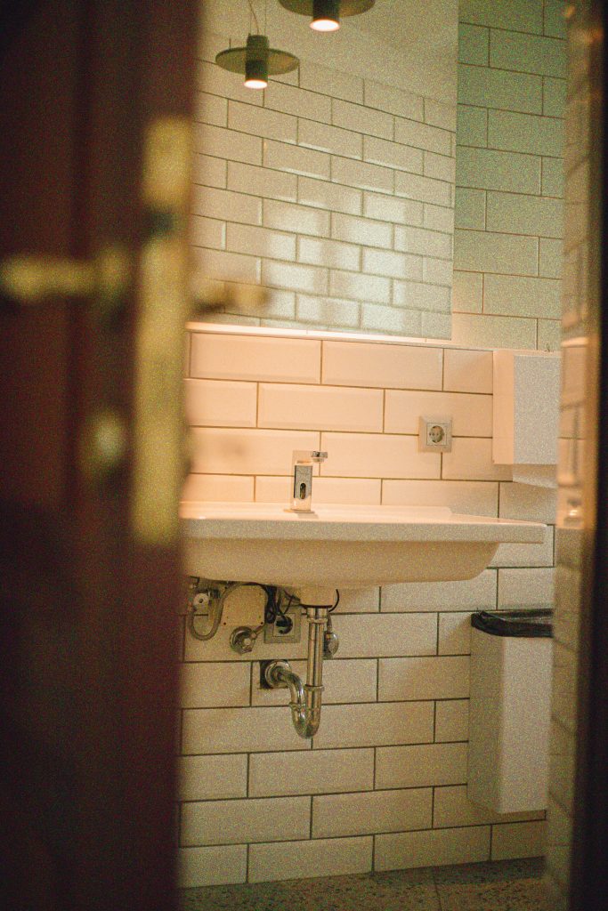 bathroom design mistakes - bad ventilation