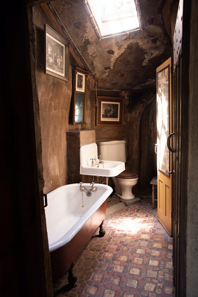 do not ignore mirror - bathroom design mistakes