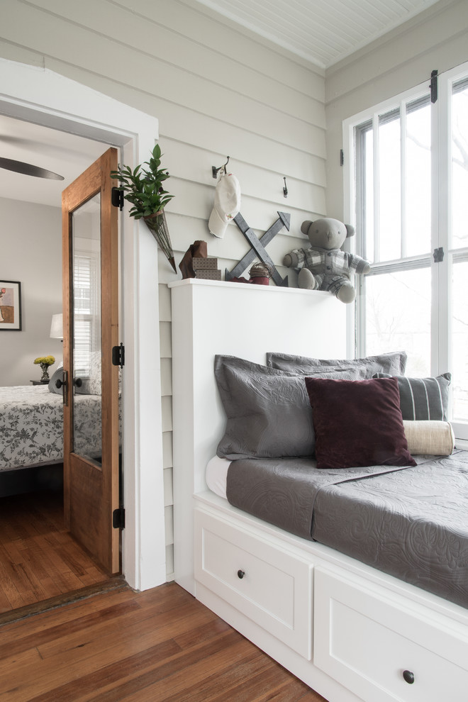sunroom with guest space