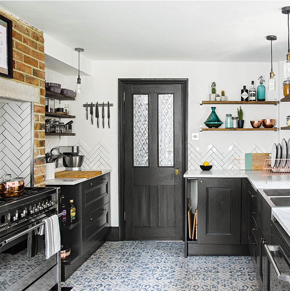 small kitchen ideas - monochrome pattern