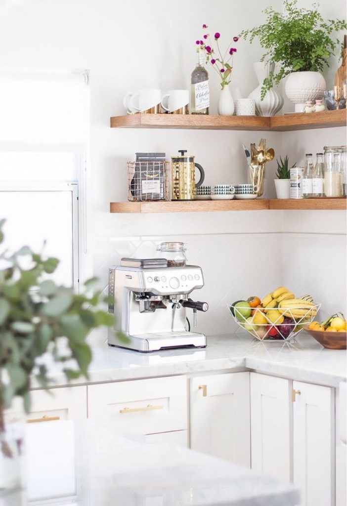 small kitchen ideas - uniform look in open shelving