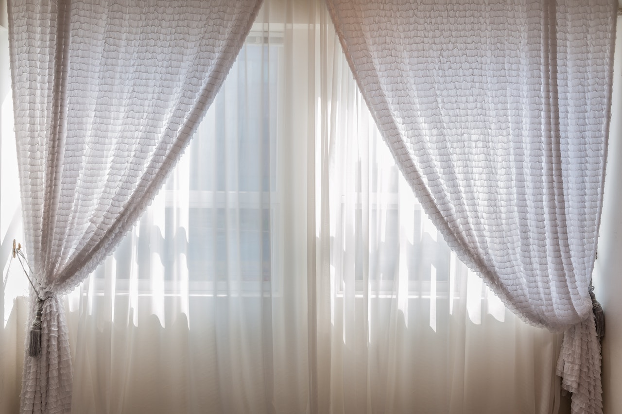 How-Interior-Designers-Choose-Curtains-for-Interiors